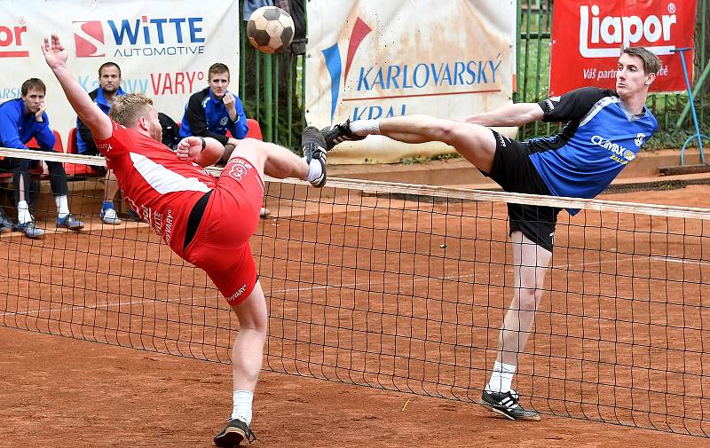 Skalp úřadujícího mistra extraligy si připsal na své konto karlovarský SK Liapor Witte (v červeném), který pokořil Vsetín 6:4.