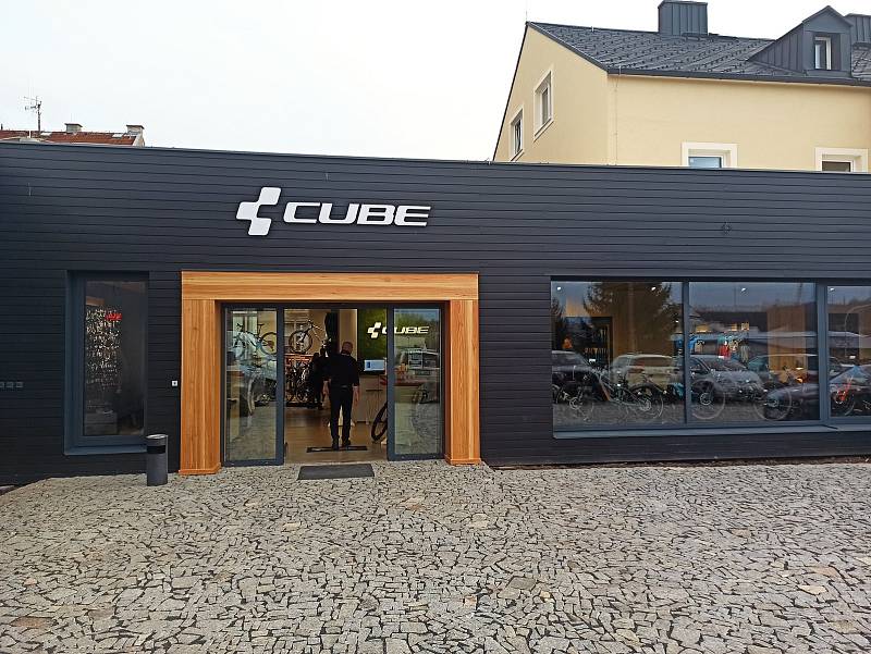 Úplně první Cube Store v České republice začal prodávat kola v Karlových Varech.
