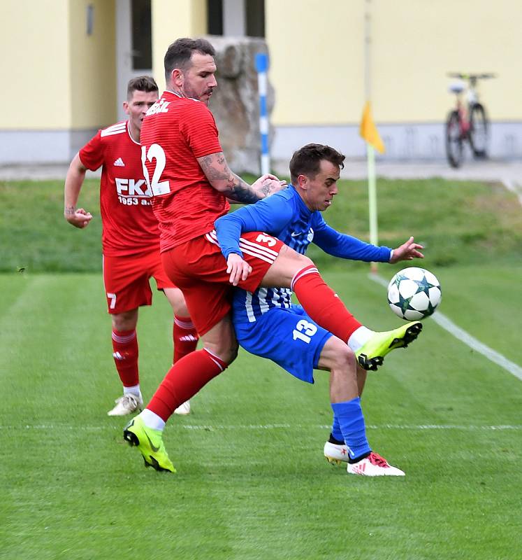 Ostrov doma nestačil na Zbuzany (v červeném), kterým podlehl 1:5.