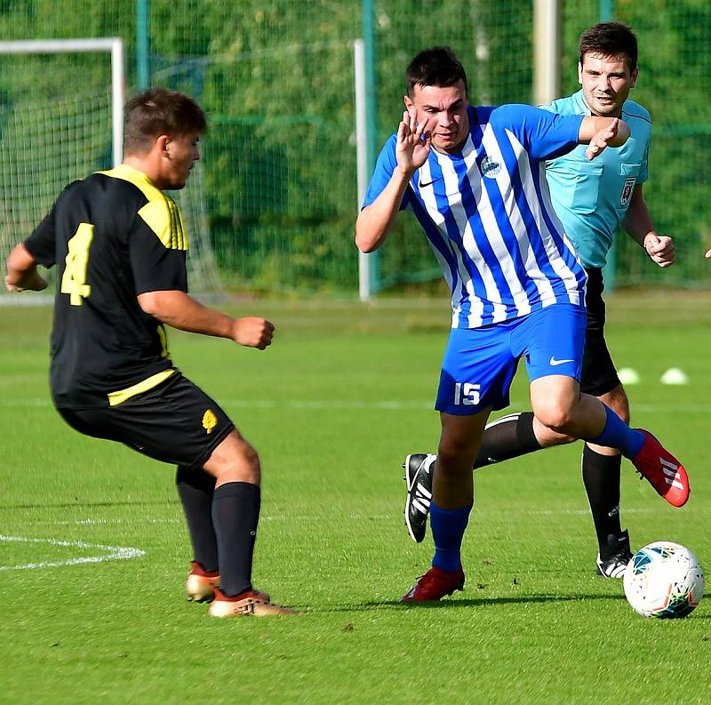 Fotbalisté Ostrova si na společné tréninky bez omezení musí ještě nějaký čas počkat.