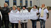 Zdravotní sestry protestovaly před jednáním krajského zastupitelstva Karlovarského kraje proti nízkým platům.