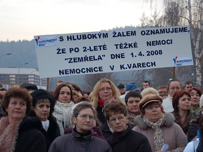 Protestující zdravotníci doufají, že se situace v karlovarské nemocnici obrátí a slova na tomto transparentu se nenaplní. Chtějí věřit, že 1. duben nebude dnem pohřbu, ale "Karlovarským jarem".