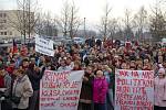 Demonstrace před Krajským úřadem Karlovarského kraje.