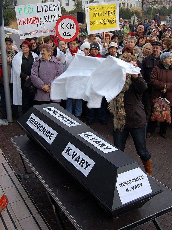 Zdravotníci dorazili na demonstraci s rakví, která představovala konec karlovarské nemocnice.