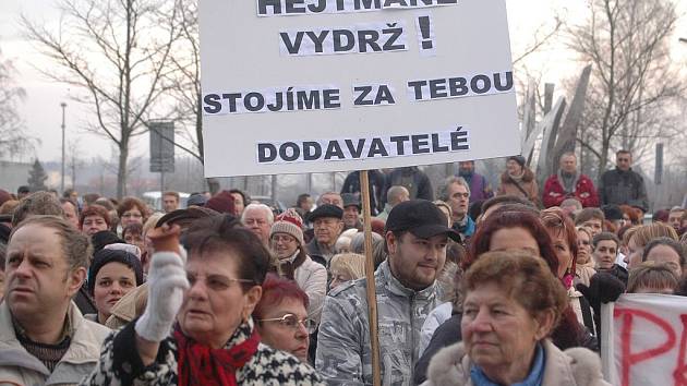 Demonstrace před Krajským úřadem Karlovarského kraje.