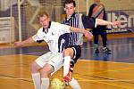 FC Jenišov (v pruhovaném) si v 16. kole krajského futsalového přeboru připsal na své konto v zápase s chodovským Titanikem porážku 1:9.