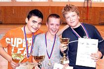 Agon Limani, Radim Kubín a Adam Ozom s poháry a medailemi za vítězství v turnaji.