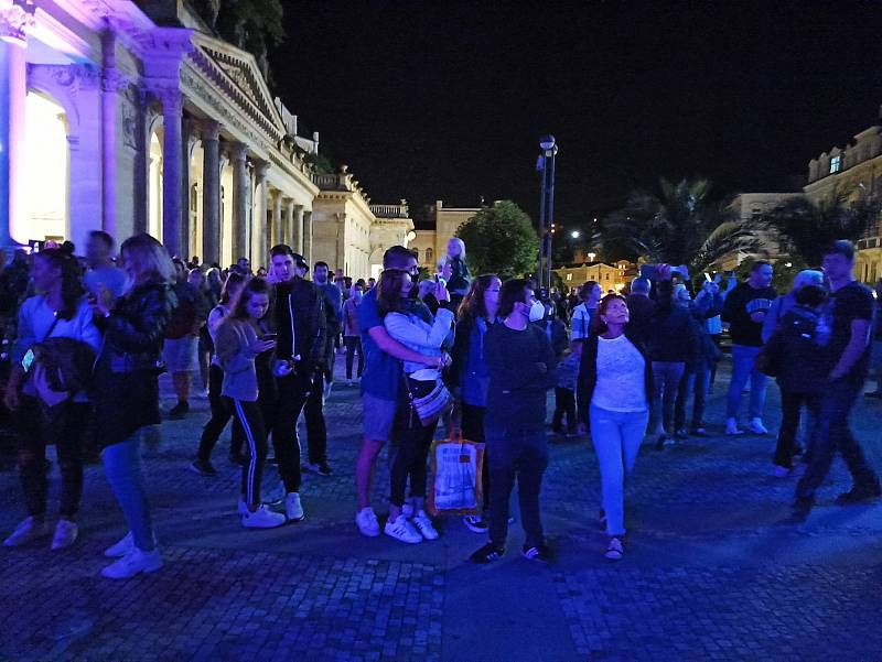 Festival světel přilákal do ulic v centru Karlových Varů i přes rostoucí počet nakažených tisícovky lidí.