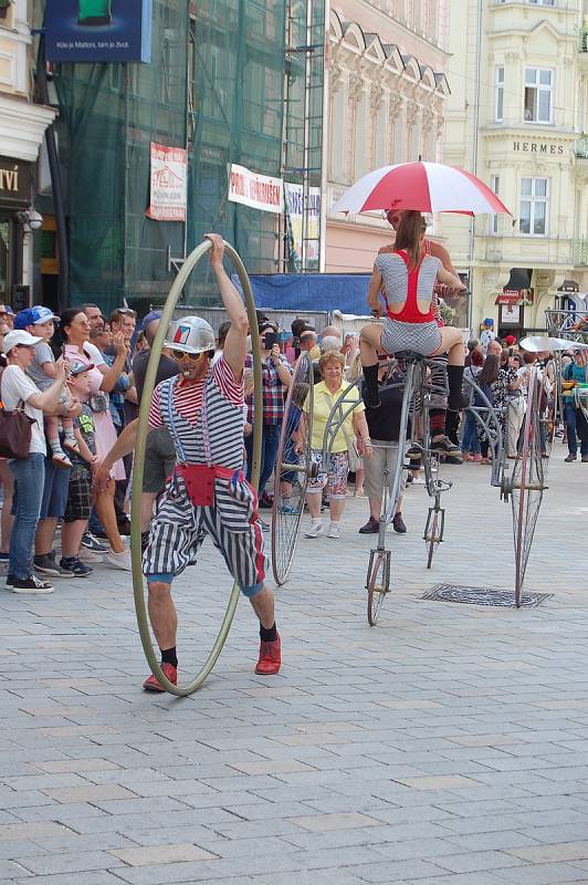 Letošní Karlovarský karneval neměl takovou šťávu, jako tomu bylo při uplynulých ročnících. Prořídly řady jak profesionálních, tak i amatérských účastníků.