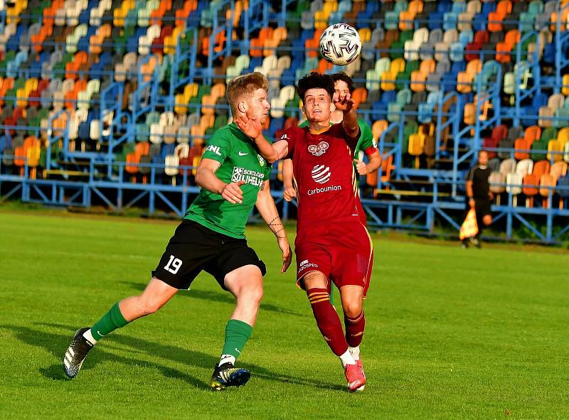 Čtyři branky museli skousnout fotbalisté Baníku Sokolov v duelu s béčkem Dukly Praha na stadionu v Blšanech.