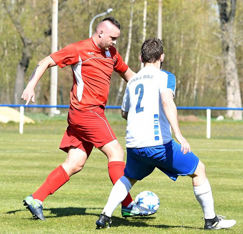 Čtvrtou výhru v řadě za sebou urval Horní Slavkov (v červeném), který tentokrát pokořil jedenáctku Staré Role 3:0.