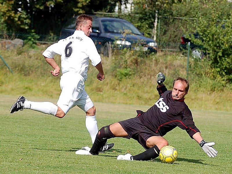 V rámci pátého kola si Květnová (v červeném) poradila v poměru 5:2 s týmem karlovarského Bacardi (v bílém). Hráči Sokola si tak na podzim připsali na své konto premiérové vítězství