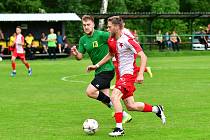 Záložník karlovarské Slavie Pavel Maňák (číslo 11), přispěl dvěma góly k výhře nad Březovou v poměru 5:0.