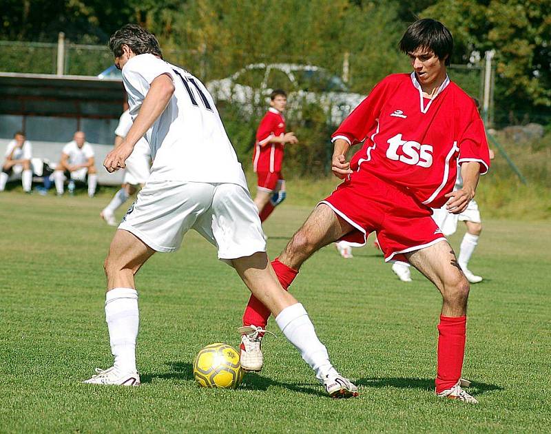 V rámci pátého kola si Květnová (v červeném) poradila v poměru 5:2 s týmem karlovarského Bacardi (v bílém). Hráči Sokola si tak na podzim připsali na své konto premiérové vítězství