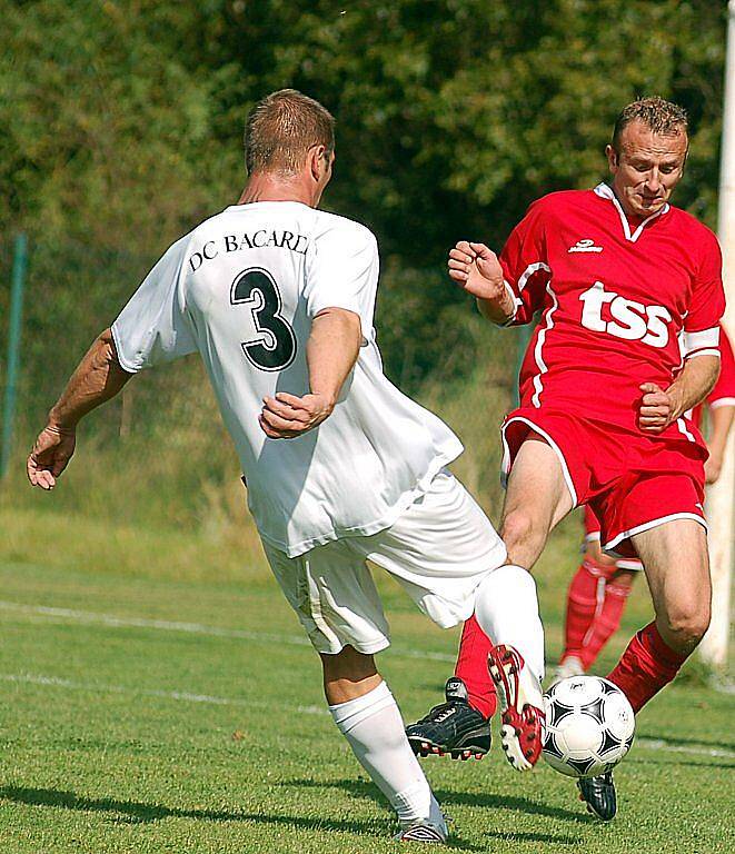 V rámci pátého kola si Květnová (v červeném) poradila v poměru 5:2 s týmem karlovarského Bacardi (v bílém). Hráči Sokola si tak na podzim připsali na své konto premiérové vítězství