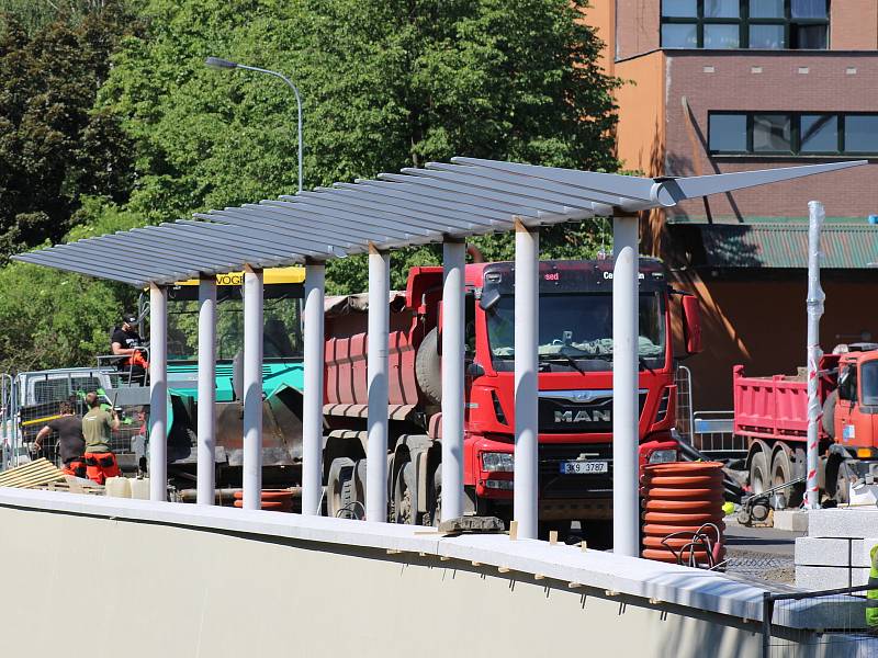 Stavbaři pokračují na stavbě malého autobusového terminálu v Karlových Varech. Práce mají skončit na konci července.