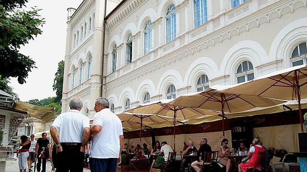 Nájemce Lázní III, společnost Veso – Lázně III, doposud neuhradil dlužnou částku za zábor pozemků, které společnost využívá pro parkování. Rada se navíc touto záležitostí doposud ani nezabývala.