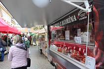 Farmářské trhy s regionálními výrobky jsou v Karlových Varech velmi populární. Stále se musí ale ovšem dodržovat veškerá pravidla a omezení.