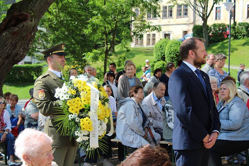 Na Jáchymovské peklo a jeho oběti přišly vzpomínat desítky lidí, jejich památku uctili u Brány ke Svobodě