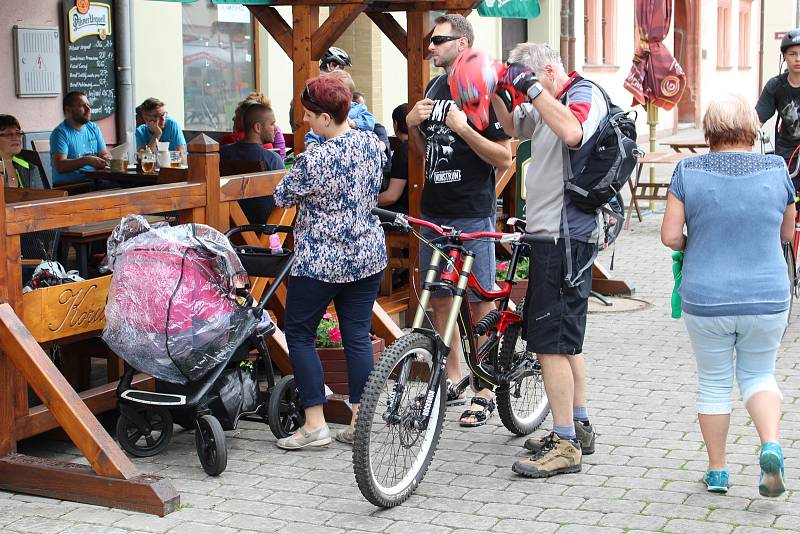 Karlovarský kraj a město Sokolov připravily pro všechny cyklisty a cykloturisty oslavu oblíbené cyklostezky podél řeky Ohře.