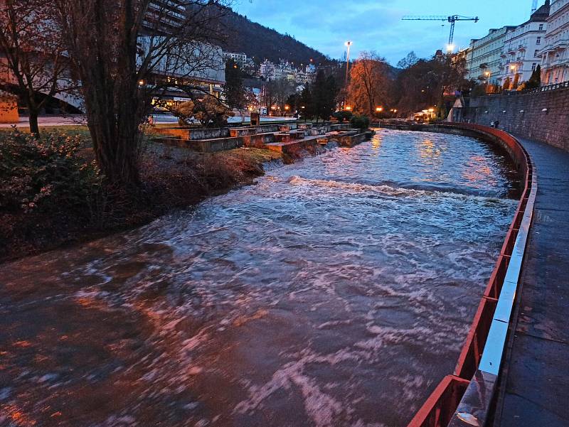 Teplá u hotelu Thermal je těsně pod hranou koryta. Hukot vody se rozléhá celým lázeňským územím.