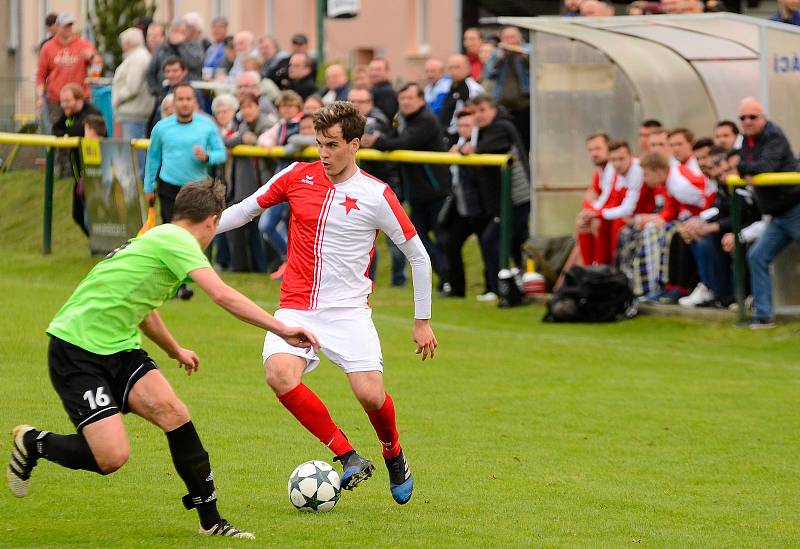 Pohodovou výhru 6:0 brali na svém dvorském stadionu fotbalisté karlovarské Slavie v souboji s Jankovem (v zeleném).