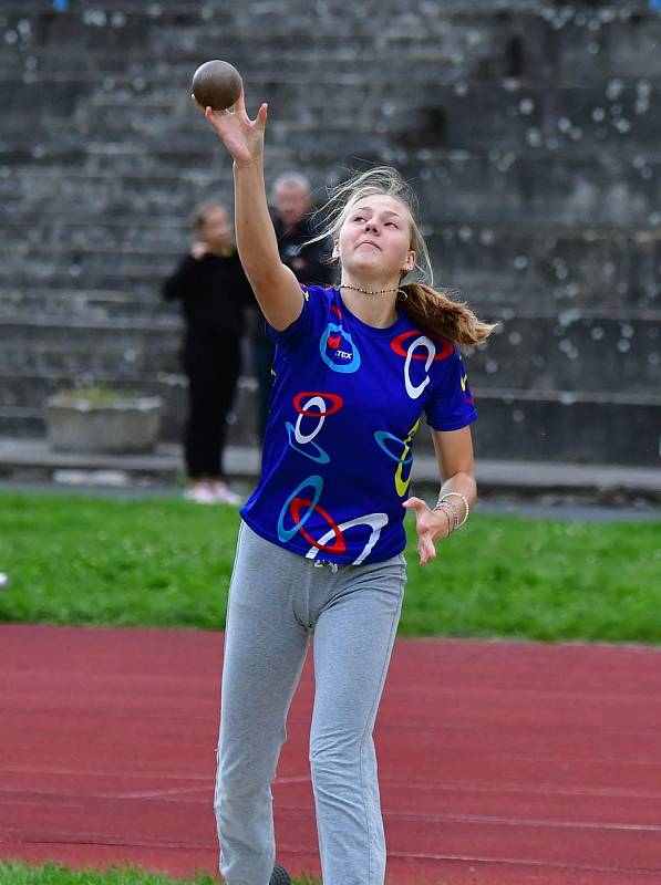 Karlovarské kontrolní závody uspořádal v týdnu na městském atletickém stadionu v lázeňském městě Triatlet Karlovy Vary.