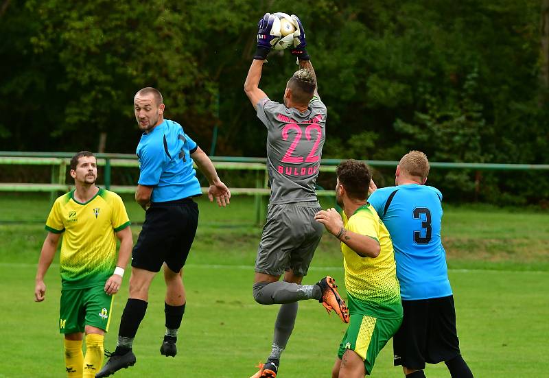 Dvory (ve žlutém) porazily 7:0 výběr Lomnice.