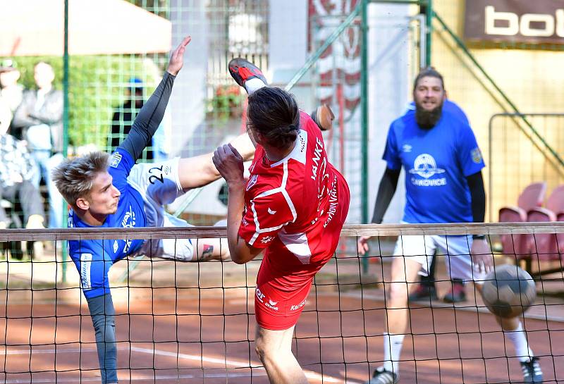 Extraligový bronz si připsali na konto nohejbalisté SK Liapor Karlovy Vary, kteří v semifinále ztroskotali na výběru Čakovic, který si tak okusí nástrahy Superfinále.