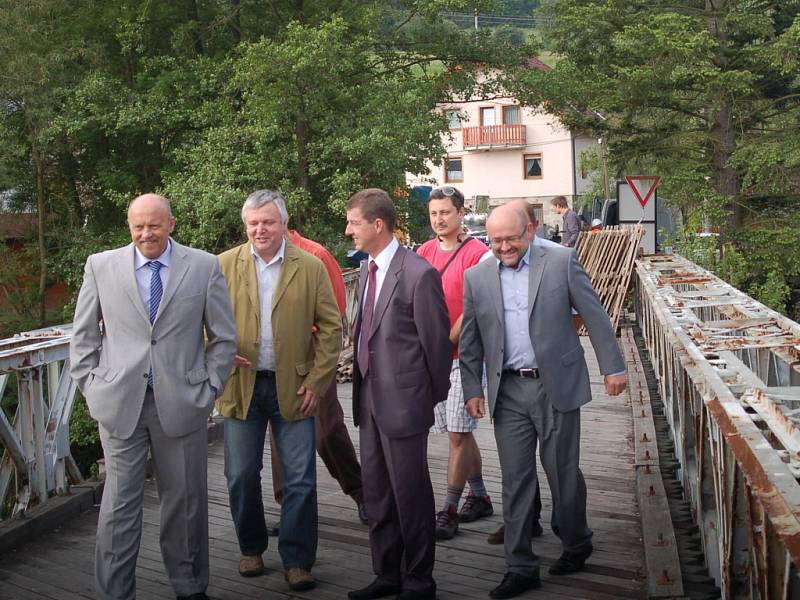 Pracovníci se do oprav šemnického mostu pustili už od ranních hodin. Do konce července by měly být všechny práce hotové. FotoPRACOVNÍCI SE DO oprav šemnického mostu pustili už od ranních hodin. Do konce července by měly být všechny práce hotové.