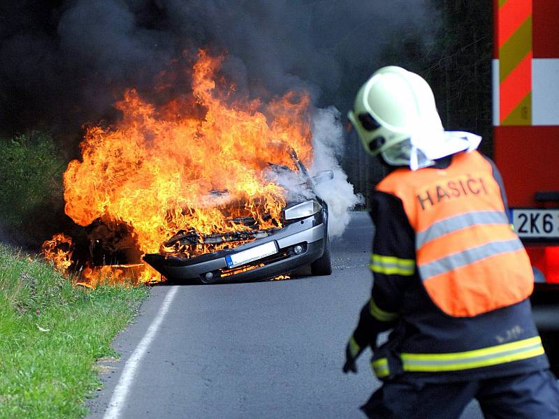 Automobil shořel v pondělí odpoledne na silnici mezi Perninkem a Merklínem.