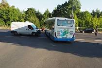 V úterý 19. července se krátce po půl sedmé hodině ranní v Západní ulici v Karlových Varech srazily dodávka a autobus.
