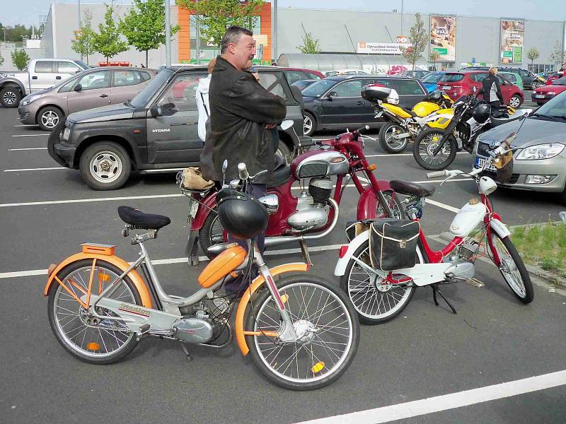 Motorkáři v Karlovarském kraji zahájili novou sezonu společným setkáním, vyjížďkou, bohoslužbou a požehnáním strojům.