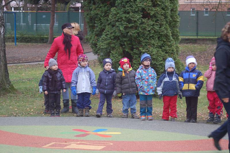 Děti v mateřských školách v Tuhnicích mají nové hřiště a brouzdaliště.