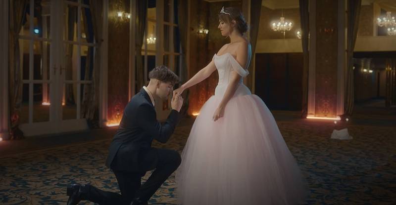Emma Smetana a Jordan Haj si pro svůj společný videoklip opět vybrali Karlovy Vary, tentokrát Grandhotel Pupp. Repro Deník (z videoklipu)
