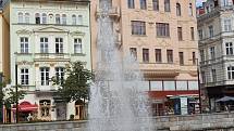 Centrum města Karlovy Vary zůstává i nadále prázdné. Lidé věří, že se po rozvolnění opatření život do města zase vrátí a turisté začnou do centra opět přijíždět.