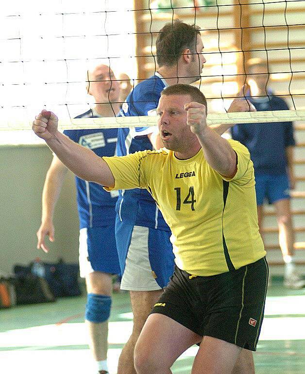 Ve druhém dvojkole druhé volejbalové ligy si hráči VK Karlovy Vary (v modrém) připsali nad Mladou Boleslaví ( ve žlutém) dvě výhry 3:0 a 3:2.