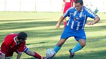 Jedenáct branek celkem padlo v duelu karlovarské Slavie Junior (v modrém) a Nových Hamrů (ve žlutém). Nakonec se z vysoké, ale těsné výhry 6:5 radovali horalé.