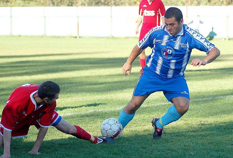 Jedenáct branek celkem padlo v duelu karlovarské Slavie Junior (v modrém) a Nových Hamrů (ve žlutém). Nakonec se z vysoké, ale těsné výhry 6:5 radovali horalé.