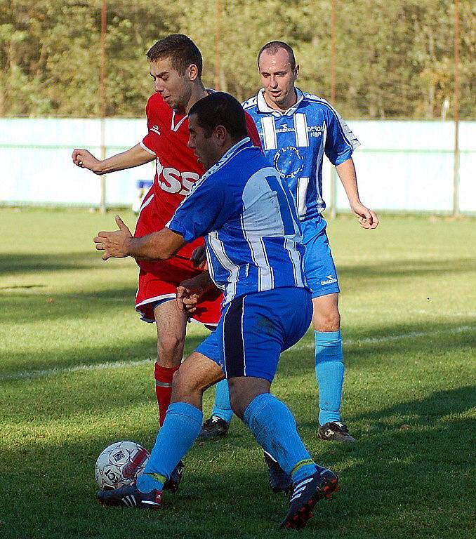 Jedenáct branek celkem padlo v duelu karlovarské Slavie Junior (v modrém) a Nových Hamrů (ve žlutém). Nakonec se z vysoké, ale těsné výhry 6:5 radovali horalé.