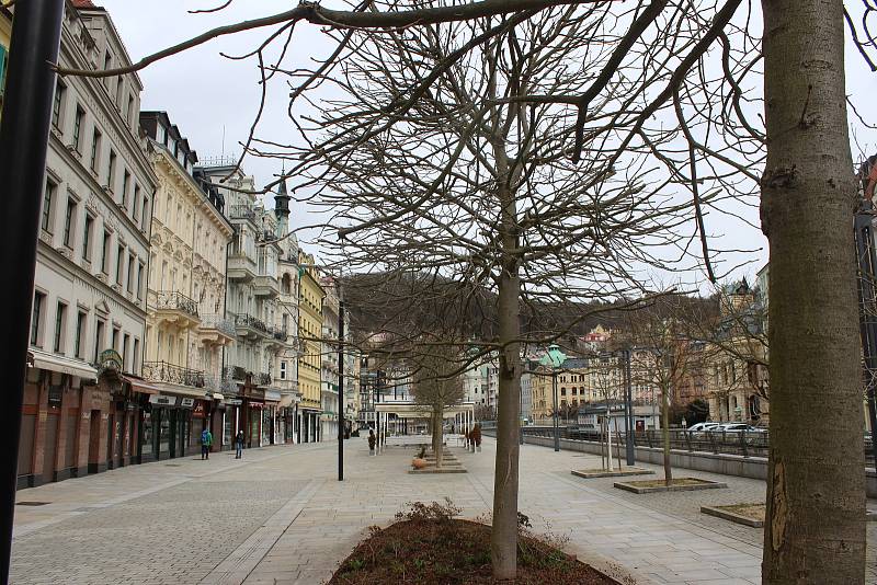 Prázdné ulice v lázeňském centru Karlových Varů poblíž hotelu Pupp.