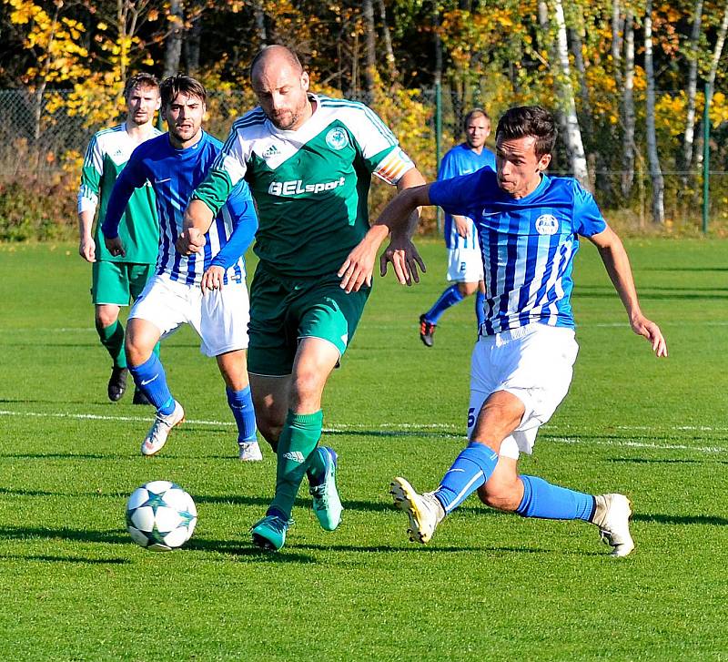 Fotbalisté Ostrova (v pruhovaném) nestačili v domácím prostředí na pražský Meteor, se kterým prohráli 0:2.