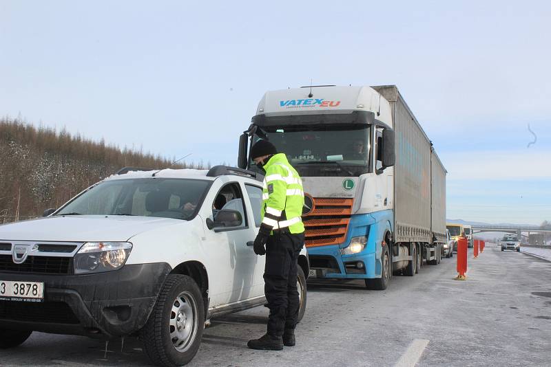 Policisté nadále kontrolují řidiče na okresních hranicích.