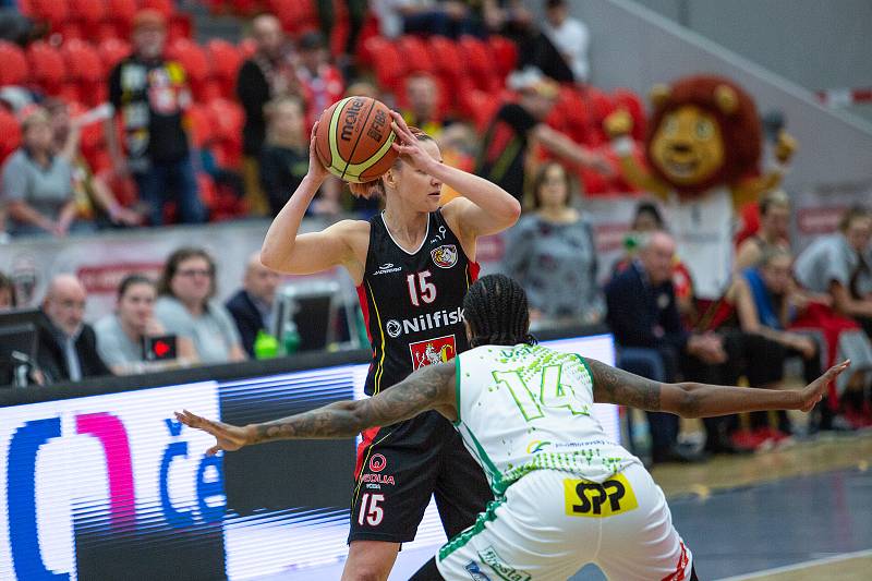 Utkání o třetí místo českého poháru v basketbalu žen, Final 4 v Karlových Varech, BS DSK Basketball Nymburk KV - BLK Slavia Praha (v červených dresech).