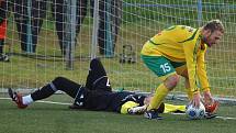 Fotbalisté 1. FC Karlovy Vary (ve žlutém) prohráli v posledním kole podzimní části České fotbalové ligy s béčkem Žižkova 2:3.