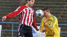 Fotbalisté 1. FC Karlovy Vary (ve žlutém) prohráli v posledním kole podzimní části České fotbalové ligy s béčkem Žižkova 2:3.