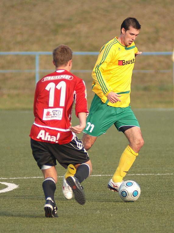 Fotbalisté 1. FC Karlovy Vary (ve žlutém) prohráli v posledním kole podzimní části České fotbalové ligy s béčkem Žižkova 2:3.