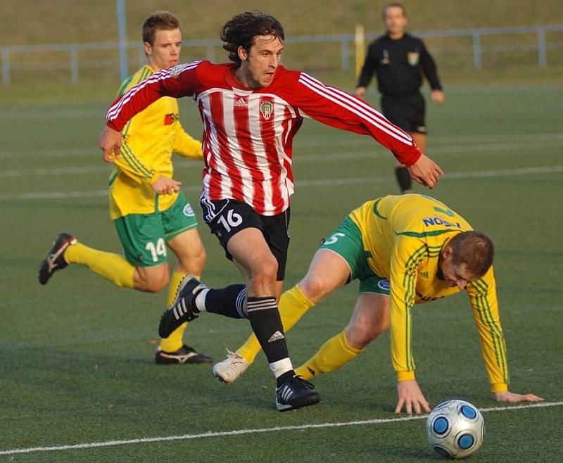 Fotbalisté 1. FC Karlovy Vary (ve žlutém) prohráli v posledním kole podzimní části České fotbalové ligy s béčkem Žižkova 2:3.