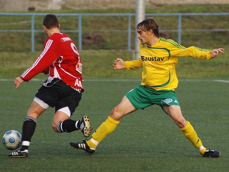 Fotbalisté 1. FC Karlovy Vary (ve žlutém) prohráli v posledním kole podzimní části České fotbalové ligy s béčkem Žižkova 2:3.