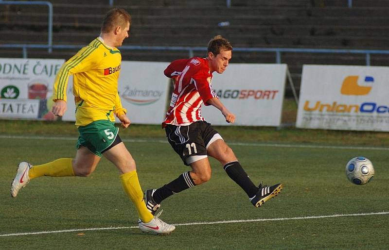 Fotbalisté 1. FC Karlovy Vary (ve žlutém) prohráli v posledním kole podzimní části České fotbalové ligy s béčkem Žižkova 2:3.